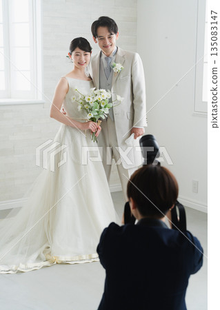 攝影師為新娘和新郎拍攝婚禮照片 135083147