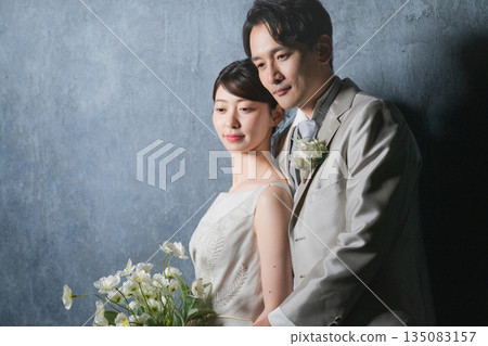 新娘和新郎互相擁抱婚禮圖像 135083157