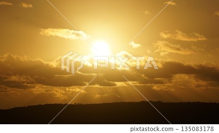 絢麗的橘色天空與陽光 絢麗的橘色天空與陽光 135083178