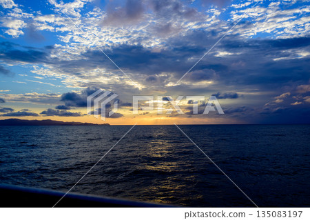 從船上看到的日落海景 135083197