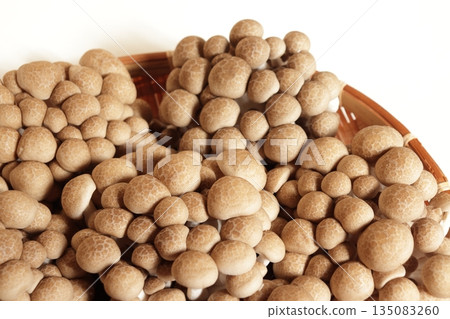 一張放在濾盆裡的白玉菇照片 135083260