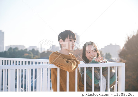 一對情侶在屋頂上向外眺望 135083263