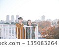 一對情侶在屋頂上向外眺望 135083264