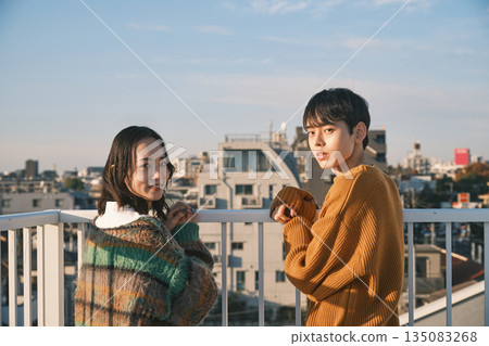 夫婦在屋頂上 夫婦在屋頂上 135083268