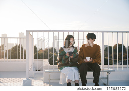一對情侶在屋頂上放鬆 135083272