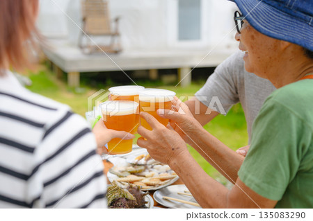 戶外啤酒祝酒和烤肉 [攝影協助：沖繩海濱度假村雅] 135083290