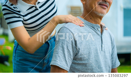 女兒將手搭在父親的肩上。 （圖片由沖繩海濱度假村雅提供） 135083297