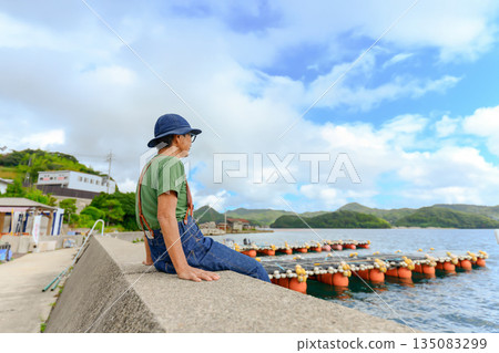 一位老人在漁港休息 135083299