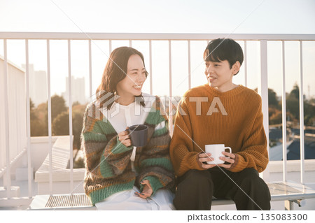 一對情侶在屋頂上放鬆 135083300