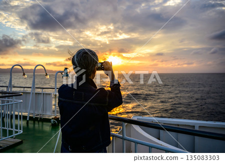在船上拍攝日落 135083303