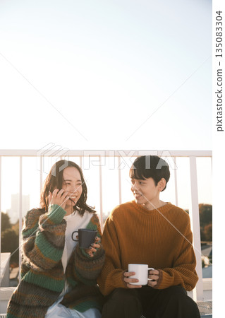 一對情侶在屋頂上放鬆 135083304