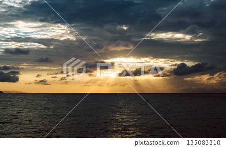 深邃的大海和落日的天空 135083310