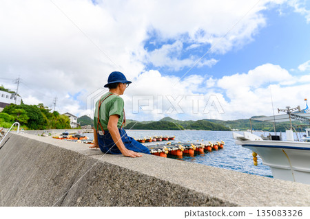 老人們在漁港眺望大海(照片由沖繩海濱度假村雅提供) 老人們在漁港眺望大海(照片由沖繩海濱度假村雅提供) 135083326