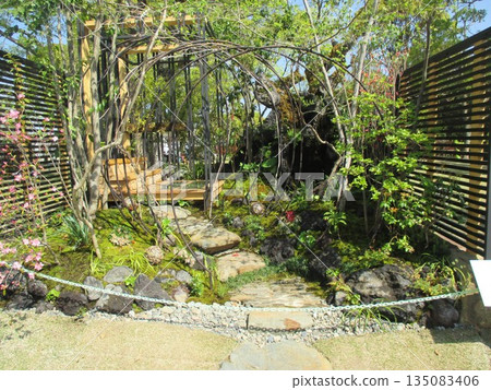 名為「森之惠」（森林的祝福）的景觀花園曾在熊本花卉綠植博覽會上展出。 135083406