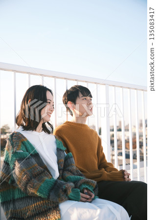 一對情侶在屋頂上放鬆 135083417