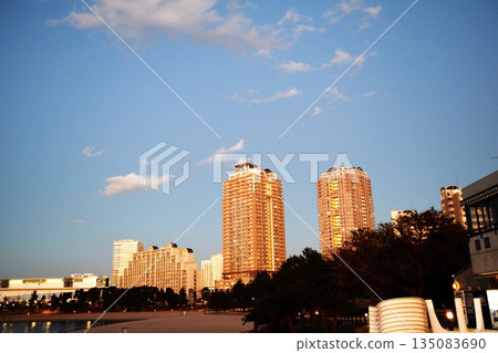 [Tokyo Sightseeing] Tower apartments, beaches and Rainbow Bridge 135083690