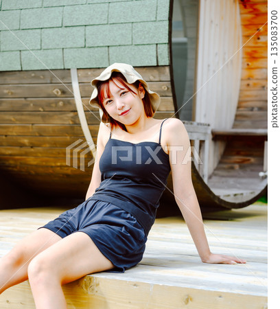 一位女士坐在桑拿房外（照片由沖繩海濱度假村雅提供） 135083700