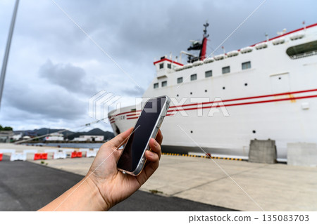 港口邊，人們手中拿著智慧型手機。 135083703