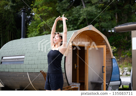 一位女子在戶外伸展身體 [照片由沖繩海濱度假村雅提供] 135083711