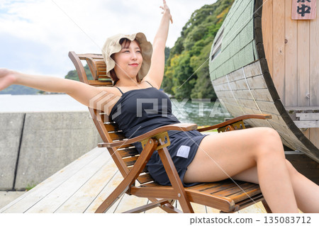 一位女士坐在戶外的椅子上(照片由沖繩海濱度假村雅提供) 一位女士坐在戶外的椅子上(照片由沖繩海濱度假村雅提供) 135083712