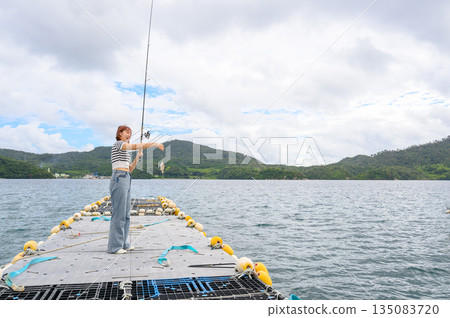 一位女子在海裡釣魚（照片由沖繩海濱度假村雅提供） 135083720