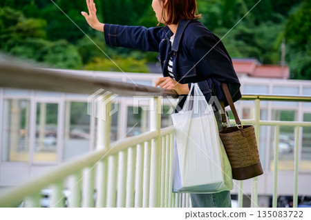 一位女士揮手告別 一位女士揮手告別 135083722