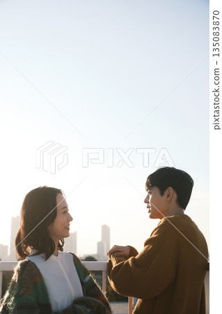 一對情侶在屋頂上約會 135083870