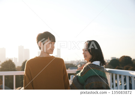一對情侶在屋頂上約會 一對情侶在屋頂上約會 135083872