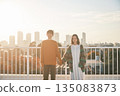 城市景觀，屋頂上的情侶 135083873