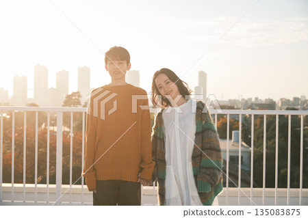 城市景觀，屋頂上的情侶 135083875