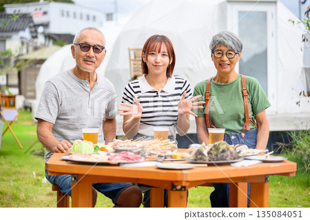 A three-generation barbecue at a glamping camp [Photography cooperation: Oki Seaside Resort Miyabi] 135084051