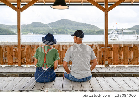 一對情侶在碼頭上眺望大海(照片由沖繩海濱度假村雅提供) 一對情侶在碼頭上眺望大海(照片由沖繩海濱度假村雅提供) 135084060