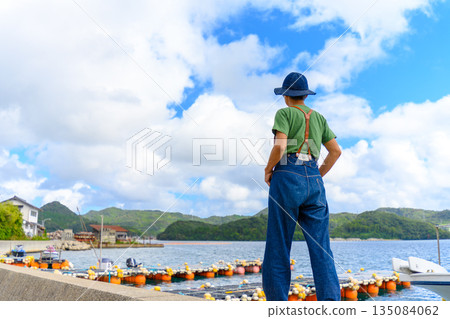 人們在港口眺望大海(照片由沖繩海濱度假村雅提供) 人們在港口眺望大海(照片由沖繩海濱度假村雅提供) 135084062