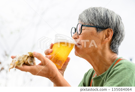 Seniors enjoying beer and oysters [Photography courtesy of Oki Seaside Resort Miyabi] 135084064