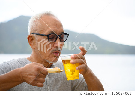 在戶外享用啤酒和美食(圖片由 Oki Seaside Resort Miyabi 提供) 在戶外享用啤酒和美食(圖片由 Oki Seaside Resort Miyabi 提供) 135084065