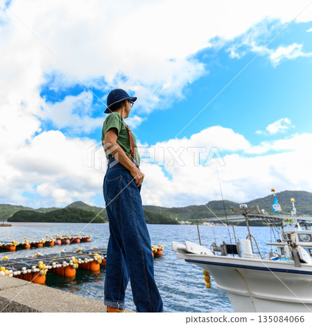 一位女士在港口眺望大海(照片由沖繩海濱度假村雅提供) 一位女士在港口眺望大海(照片由沖繩海濱度假村雅提供) 135084066