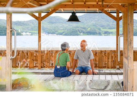 A couple enjoying a foot bath at the beach (Photo courtesy of Oki Seaside Resort Miyabi) A couple enjoying a foot bath at the beach (Photo courtesy of Oki Seaside Resort Miyabi) 135084071