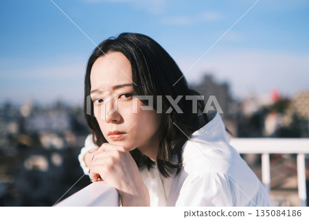 屋頂上年輕女子的肖像 屋頂上年輕女子的肖像 135084186
