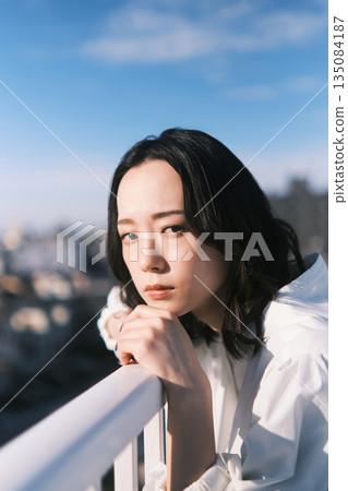 屋頂上年輕女子的肖像 135084187