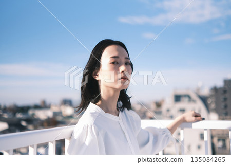屋頂上年輕女子的肖像 135084265