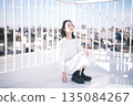 屋頂上年輕女子的肖像 135084267
