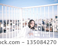 屋頂上年輕女子的肖像 135084270