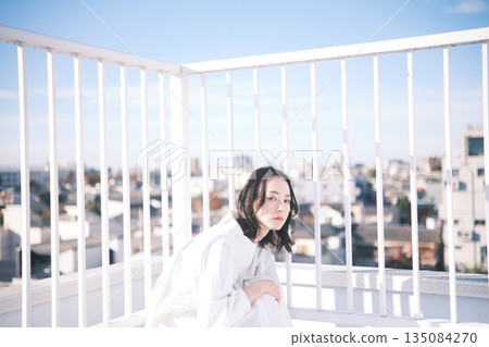 屋頂上年輕女子的肖像 屋頂上年輕女子的肖像 135084270