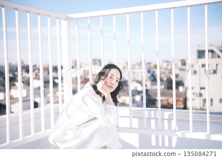 屋頂上年輕女子的肖像 135084271