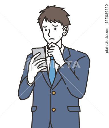 一名高中男生憂心忡忡地看著他的智慧型手機 135084330