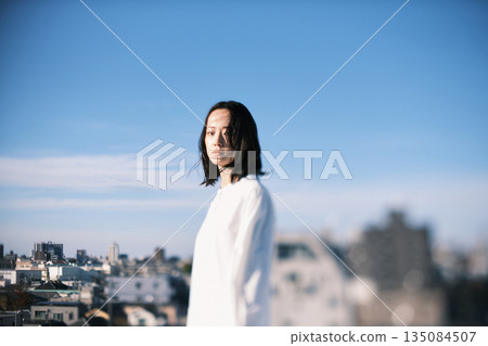 站在屋頂上的年輕女子 135084507