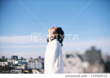 站在屋頂上的年輕女子 站在屋頂上的年輕女子 135084510