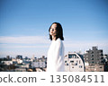 站在屋頂上的年輕女子 135084511
