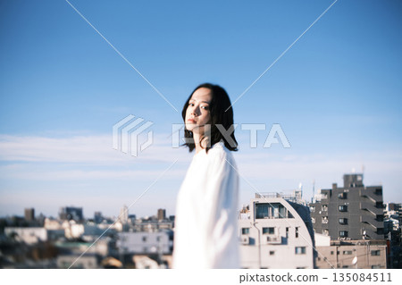站在屋頂上的年輕女子 135084511