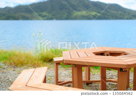 湖邊的野餐桌和自然風景 [攝影合作：沖繩海濱度假村雅] 135084562